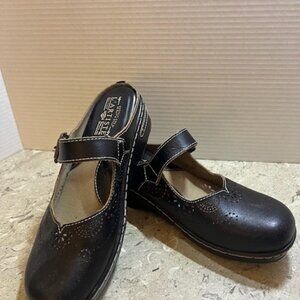 L'Artiste Size 40 Black Shoe